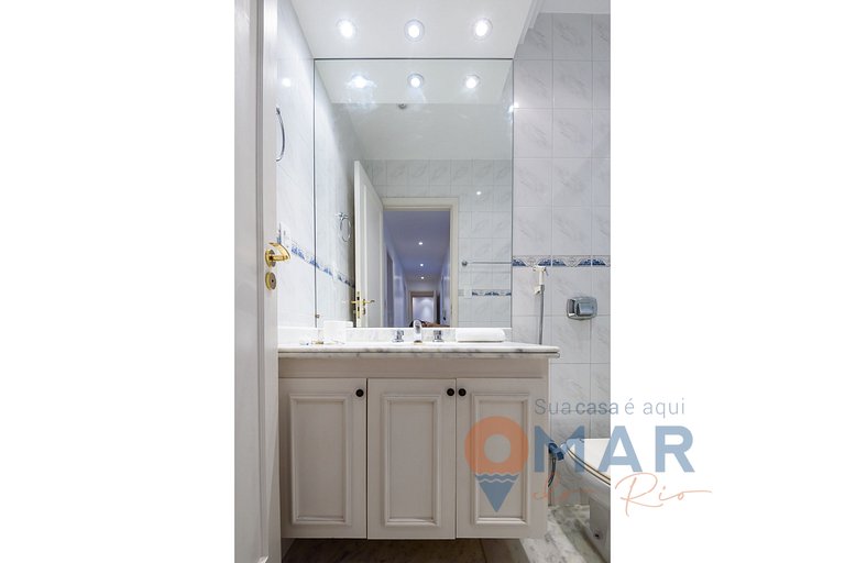 Spacious Apartment in Leblon with Garage | BM 647/405