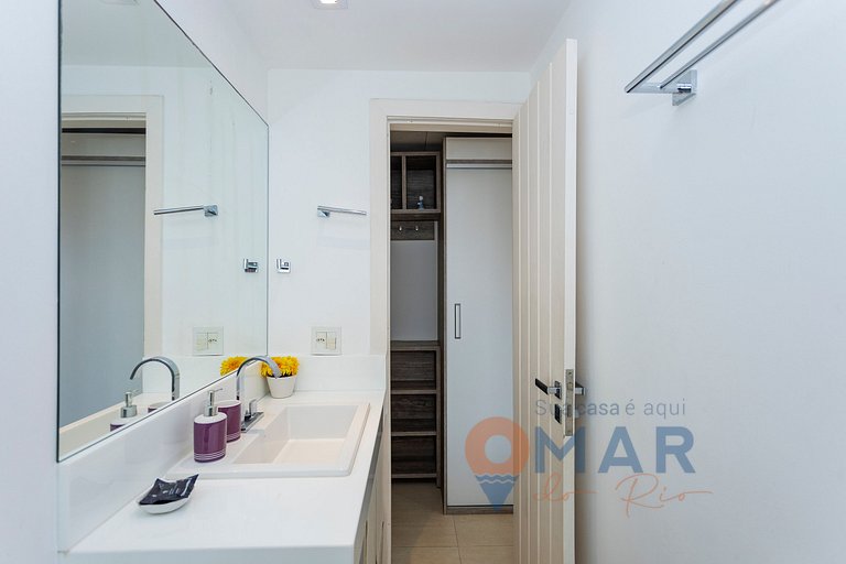 Modern 4 Bedrooms 300m from the Beach | CEG 3