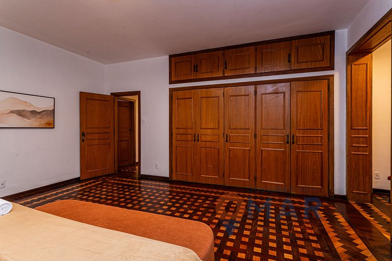 4BDRs, Balcony w/ Sea View, and Garage|A 3730/201