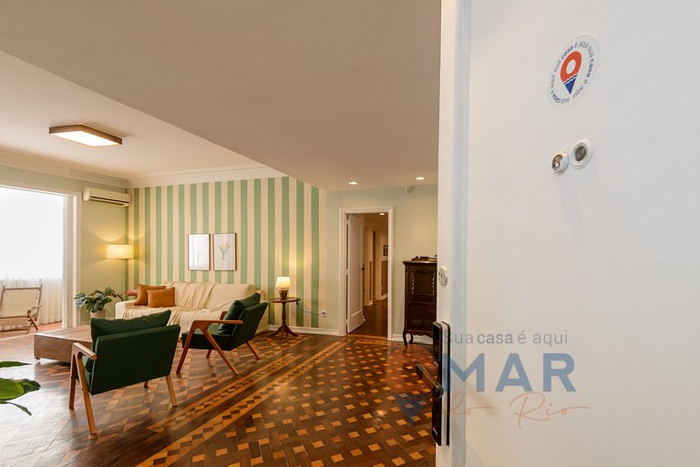 Amplio 3BDRs con balcón y garaje | NSC 664/708