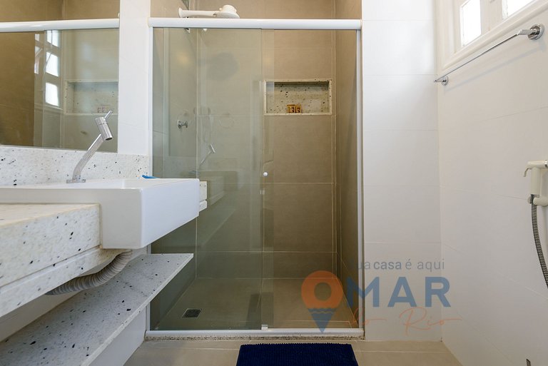 Amplio 3BDRs con balcón y garaje | NSC 664/708